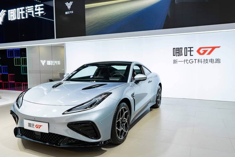 重庆305哪吒汽车在智能汽车领域的表现，领途汽车在新能源汽车市场中的影响力